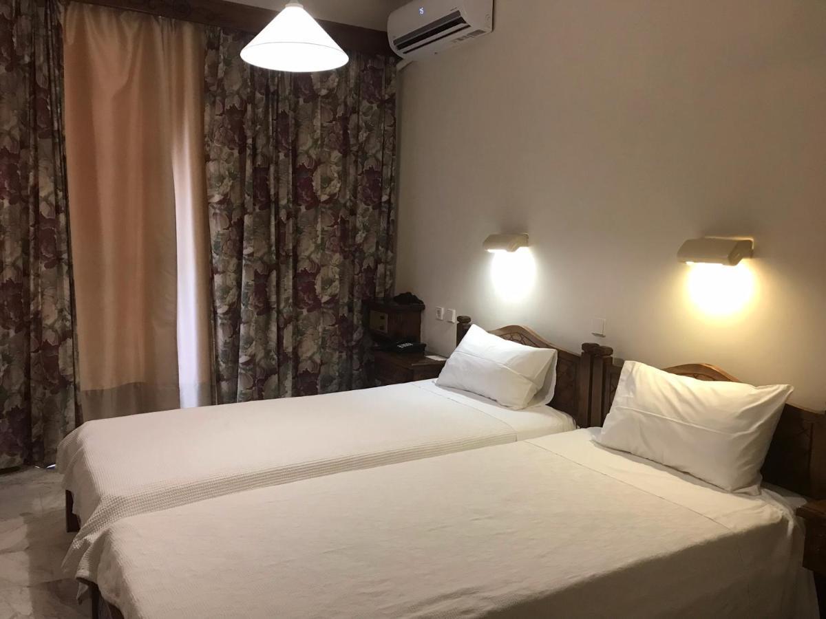 Batis Hotel Livanátai エクステリア 写真
