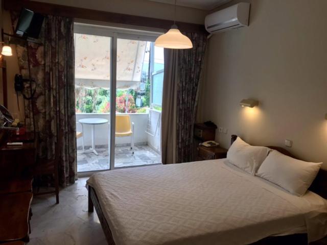 Batis Hotel Livanátai エクステリア 写真
