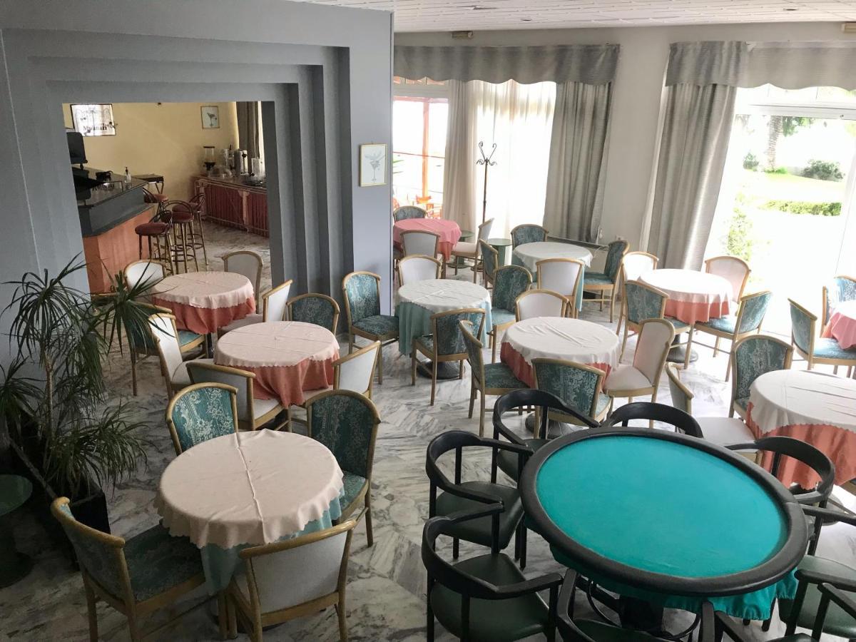 Batis Hotel Livanátai エクステリア 写真