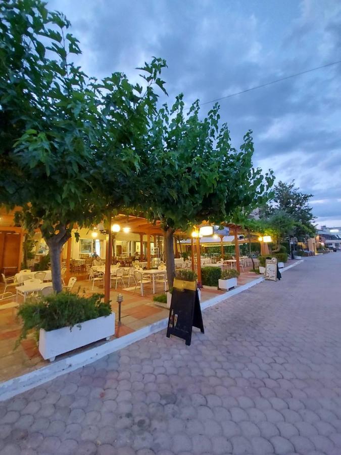Batis Hotel Livanátai エクステリア 写真