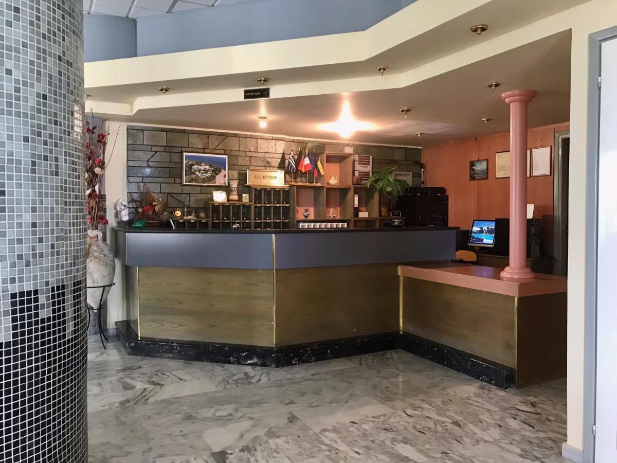 Batis Hotel Livanátai エクステリア 写真