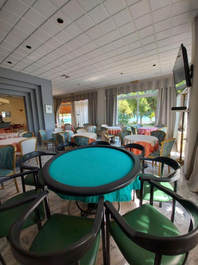 Batis Hotel Livanátai エクステリア 写真