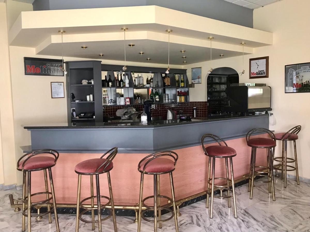 Batis Hotel Livanátai エクステリア 写真