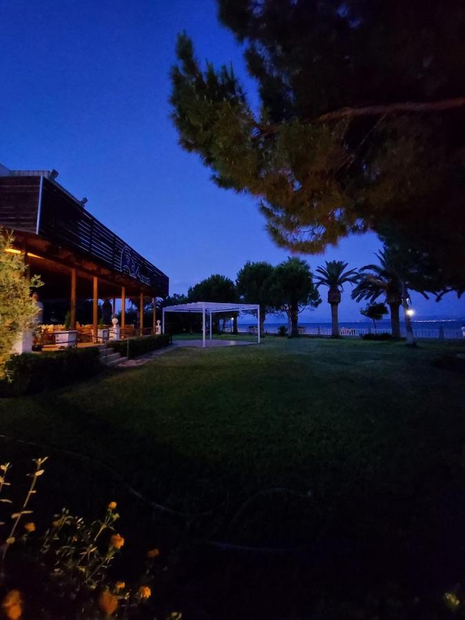 Batis Hotel Livanátai エクステリア 写真
