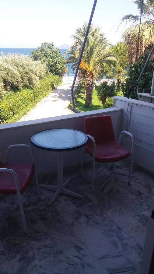 Batis Hotel Livanátai エクステリア 写真
