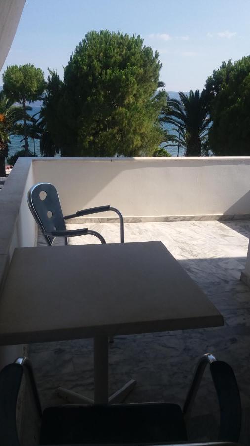 Batis Hotel Livanátai エクステリア 写真